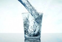 早起空腹喝淡盐水比温水更利于通便,温水的好处是什么？