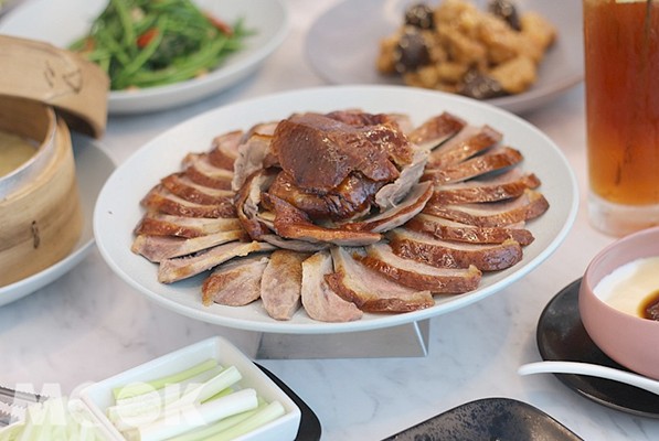 片片烤鸭新打卡美食！绝赞享鸭吃出有型中餐