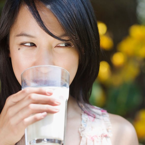 有胃痛胃气胀怎么办？饮牛奶可止胃痛胃气胀？牛奶副作用,牛奶什么时候喝最好