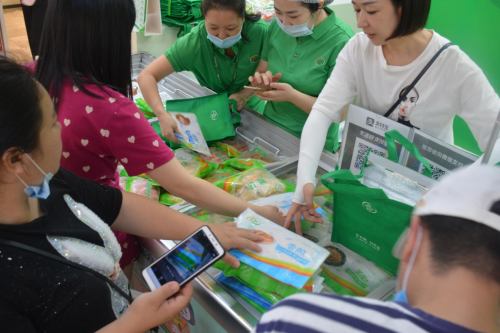 餐饮品牌集体“出摊”，是“出圈”还是“扩圈”？